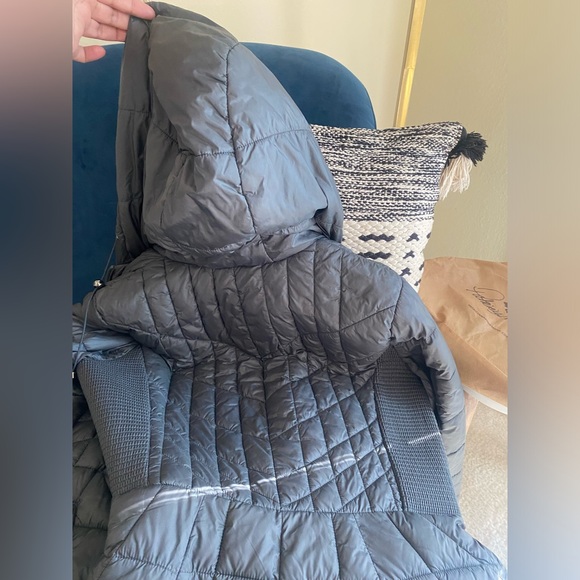 Bernardo primaloft hooded packable lightweight jacket - Picture 5 of 7